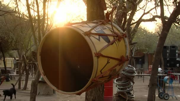 Ένα Bombo Leguero Ένα Αργεντίνικο Τύμπανο Φτιαγμένο Από Ξύλο Και — Αρχείο Βίντεο