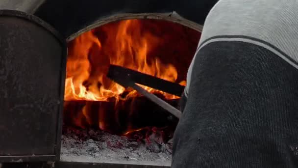Man Moving Firelogs Rake Burning Clay Oven Inglés Primer Plano — Vídeos de Stock