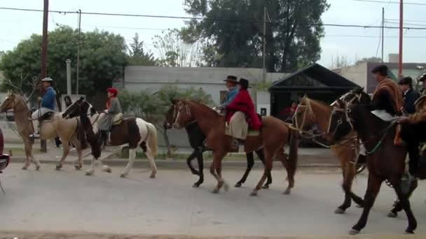 Ludzie Koniach Podczas Marcha Los Bombos Marsz Perkusji Wyświetlacz Bębnów — Wideo stockowe