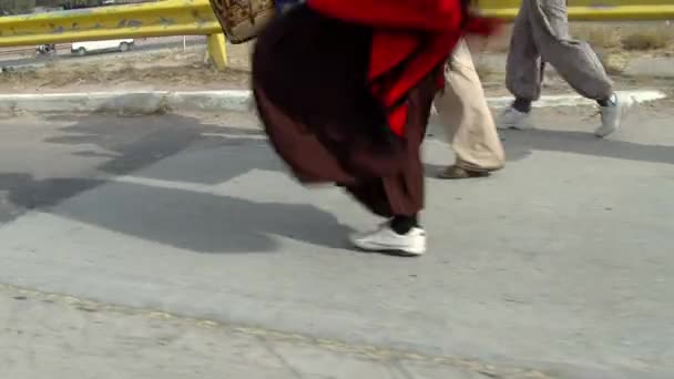 Man Dancing Durante Marcha Los Bombos Março Dos Tambores Drum — Vídeo de Stock