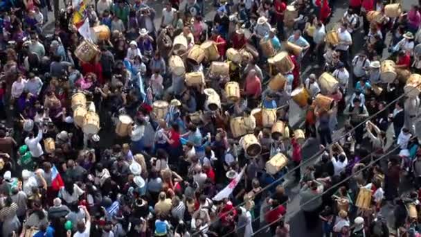 Multitud Marchando Durante Exhibición Tambores Marcha Los Bombos Tradicional Evento — Vídeo de stock