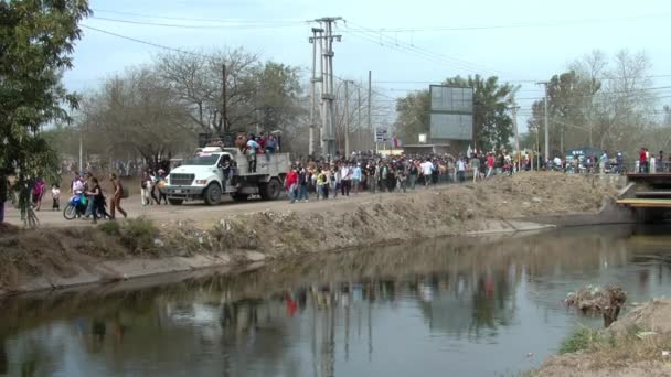 Människor Marscherar Traditionell Visning Leguero Trummor Santiago Del Estero Provinsen — Stockvideo