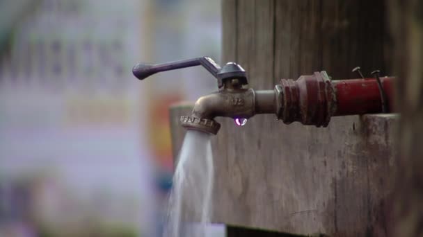 Air Mengalir Dari Old Outdoor Faucet Tutup Atas — Stok Video