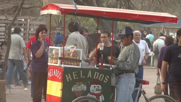 アルゼンチン サンティアゴデルエステロ州のアイスクリームベンダー — ストック動画