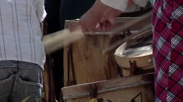 Junge Männer Spielen Eine Typische Bombo Leguero Basstrommel Aus Holz — Stockvideo