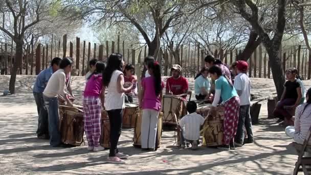 Молоді Хлопчики Дівчатка Грають Bombo Leguero Bass Drums Типовий Фольклорний — стокове відео