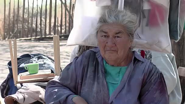 在阿根廷圣地亚哥德尔埃斯特罗看相机的老年妇女 靠近点 — 图库视频影像