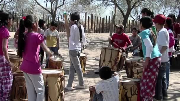 Garçons Filles Jouant Tambour Basse Bombo Leguero Instrument Folklorique Typique — Video