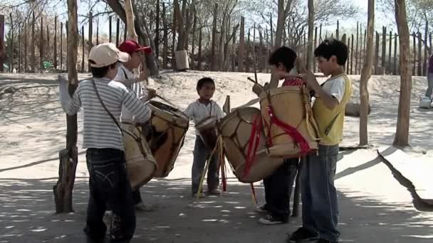 Ομάδα Αγοριών Παίζοντας Bombo Leguero Drums Στην Αργεντινή — Αρχείο Βίντεο