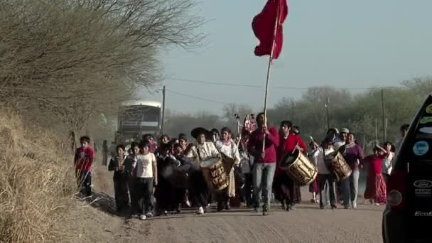 Gente Marchando Durante Una Exhibición Tambores Provincia Santiago Del Estero — Vídeo de stock