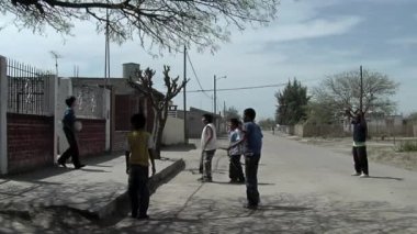 Çocuklar Arjantin 'in Santiago del Estero eyaletinde bir sokakta futbol oynuyorlar..  