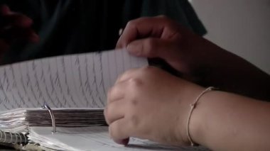 Sınıfta Yüzük Dosyasında Dönen Kadın Öğrenci Sayfalarının Elleri. Kapat.. 