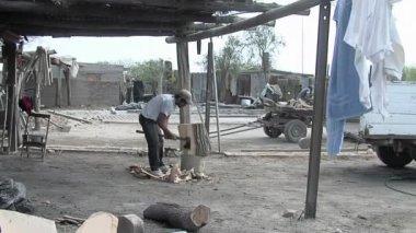 Geleneksel Arjantin Folkloru 'nda kullanılan ahşap ve hayvan derisinden yapılmış 