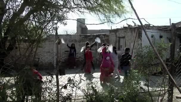 Jovens Garotas Acenando Lenços Brancos Enquanto Dançavam Uma Tradicional Dança — Vídeo de Stock
