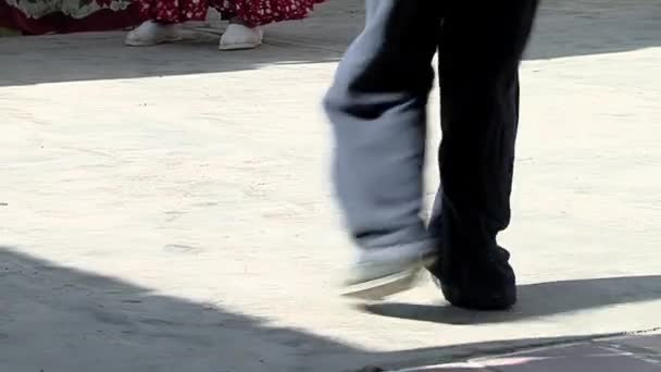 Chacarera 年轻的舞蹈家踩着他的脚 Zapateo 这是一种起源于阿根廷圣地亚哥德尔埃斯特罗省的阿根廷民间舞蹈 低角度视图 特写镜头 — 图库视频影像