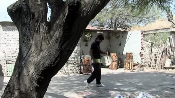 アルゼンチンの木と動物の革で作られたベースドラム ボンボレジェロ を演奏する若者 — ストック動画