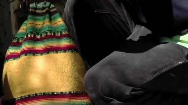 Muž Stahovací Taškou Batoh Andském Textilu Zavřít — Stock video
