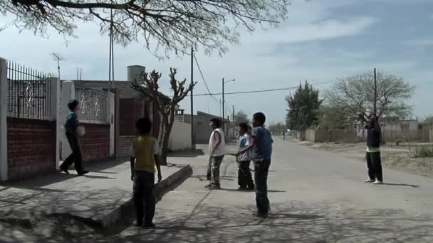 Παιδιά Που Παίζουν Ποδόσφαιρο Μια Οδό Στο Santiago Del Estero — Αρχείο Βίντεο