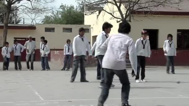 Estudiantes Jugando Fútbol Usando Una Pelota Tenis Patio Escuela Secundaria — Vídeo de stock
