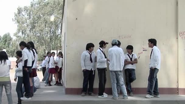Μαθητές Στην Αυλή Δευτεροβάθμιας Εκπαίδευσης Στο Santiago Del Estero Της — Αρχείο Βίντεο