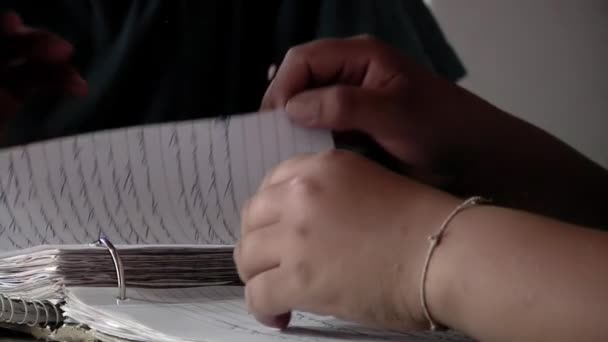 一个女中学生的手在课堂上翻开了她的戒指装订页 特写镜头 — 图库视频影像