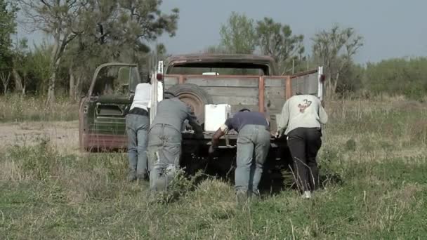 Lumberjacks Pushing Broken Truck Στην Επαρχία Santiago Del Estero Της — Αρχείο Βίντεο