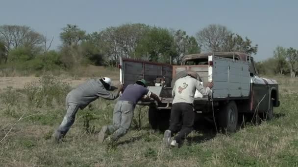 Boscaioli Che Spingono Camion Abbattuti Nella Campagna Della Provincia Santiago — Video Stock
