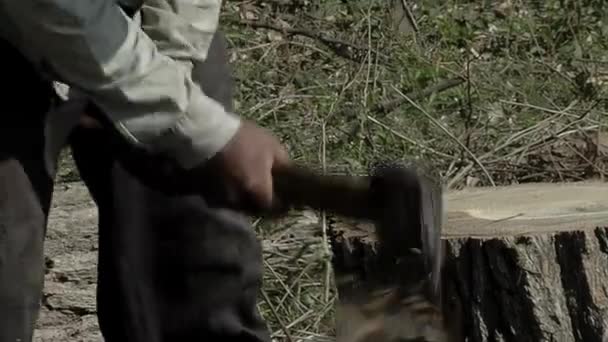 Man Cutting Wood Axe Podczas Wykonywania Typowego Argentyńskiego Bębna Zwanego — Wideo stockowe