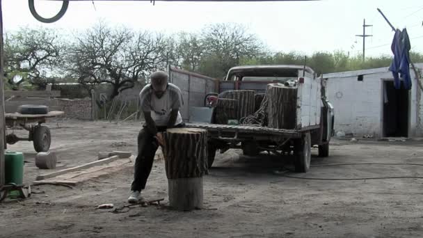 Drum Maker Cutting Wood While Making Bombo Leguero Sebuah Drum — Stok Video