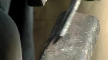 Metal işçiliği, Demirci Çekiç ve Anvil kullanarak Demir Çubuk. Kapat..  
