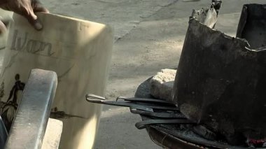 Yerel folklorda kullanılan ahşap ve hayvan derisinden yapılmış bir Arjantin baterisi olan 