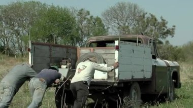 Santiago del Estero Eyaletinde Kırık Kamyonu İtmek İçin Mücadele Eden Adamlar - Arka Görüş