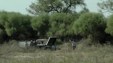 Arjantin kırsalında oduncu ve kırık kamyon sahnesi, Santiago del Estero, Arjantin