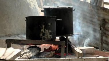 Yanmış Paslanmaz Çelik Tencereler Metal Sayfa Arkaplanlı Açık Ateş Üzerine