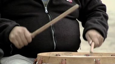 'Bombo Leguero' çalan adam, ahşap ve hayvan derisinden yapılmış Arjantin Davulu, Geleneksel Folklor Müziğinde kullanılıyor. Yakın plan.