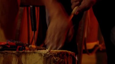 Man Crafting a 'Bombo Leguero', Arjantin Davulu ve Geleneksel Folklor Müziği için Hayvan Derisi. Yakın plan.