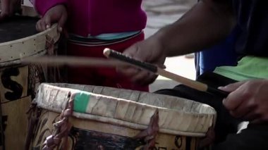 Arjantin folklorunda kullanılan Leguero Bass davullarını çalan adamlar. Yakın çekim çekim..  