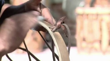 Trampetçi, geleneksel Folklor Müziği 'nde kullanılan Wood ve Animal Leather' dan yapılmış bir Arjantin baterisi olan 