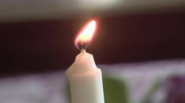 Kilisede mum. Kapat..  