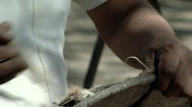 Drum Maker, Ahşap ve Hayvan derisinden yapılmış bir Arjantin baterisi olan 