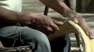 Trampetçi, geleneksel Folklor Müziği 'nde kullanılan Wood ve Animal Leather' dan yapılmış bir Arjantin baterisi olan 