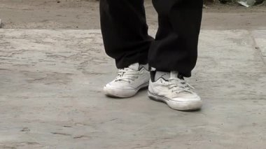 Chacarera Dans Adımları Yapan Genç Dansçı, Arjantinli Halk Dansıdır. Düşük açı görünümü.  