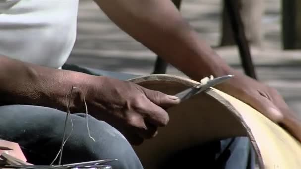 Man Making Bombo Leguero Drum Ένα Αργεντίνικο Τύμπανο Παραδοσιακά Κατασκευασμένο — Αρχείο Βίντεο