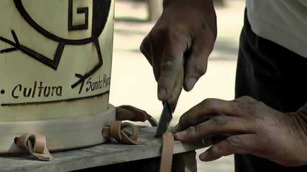 Man Making Bombo Leguero Ένα Αργεντίνικο Τύμπανο Φτιαγμένο Από Ξύλο — Αρχείο Βίντεο