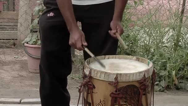 Man Speelt Een Bombo Leguero Een Argentijnse Trommel Gemaakt Van — Stockvideo