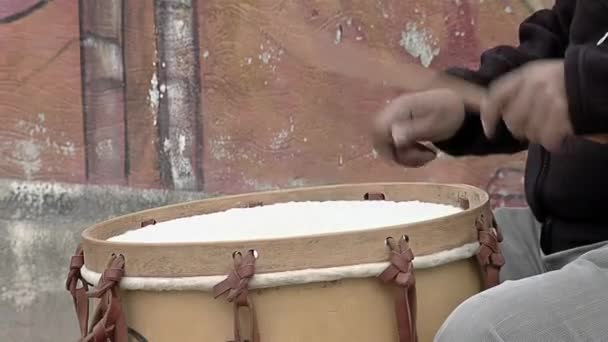 Man Playing Bombo Leguero Arjantin Yapımı Wood Animal Leather Yerel — Stok video