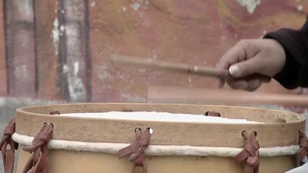 男子演奏 Bombo Leguero 这是一个阿根廷鼓 由木材和动物皮革制成 用于当地传统民俗音乐 特写镜头 — 图库视频影像