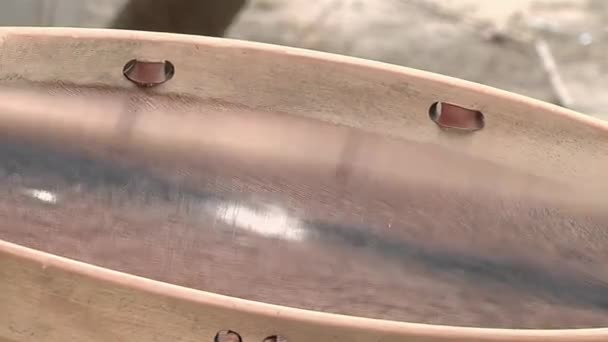 男子演奏 Bombo Leguero 这是一个阿根廷鼓 由木材和动物皮革制成 用于当地传统民俗音乐 特写镜头 — 图库视频影像