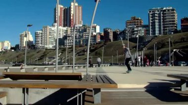 Mar del Plata, Buenos Aires, Arjantin 'de Genç Kaykaycı Numara Yapıyor.  