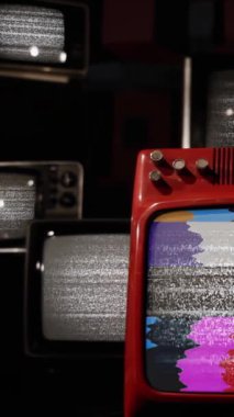 Retro TV 'de Göğüs Kanseri Farkındalığı Pembe Kurdelesi - Dikey 4K Çözünürlük